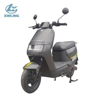 Szybki motocykl z elektryczną hulajnogą